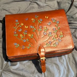 Patricia Nash - Medium size messenger bag.